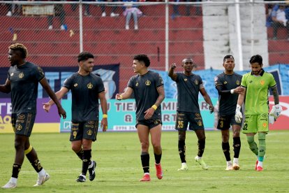 Los jugadores de Aucas salieron frustrados tras empatar en Ambato.