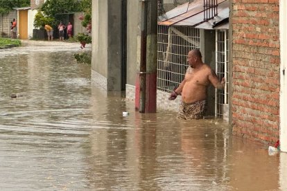 Barrios de Manta están anegados tras el desbordamiento de ríos.