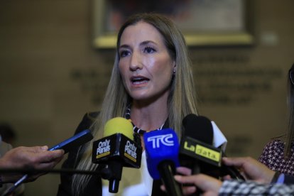 Gabriela Goldbaum, exesposa del presidente de Ecuador, Daniel Noboa, habla con los medios de comunicación este martes, en Quito.