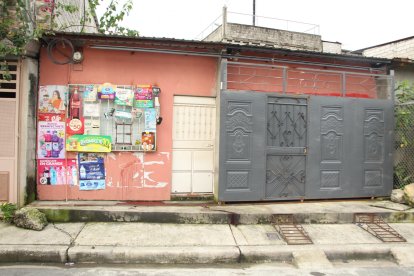 El acto violento ocurrió fuera de una tienda, cuya puerta tenía orificios por impactos de balas.