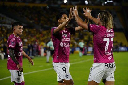 Jeison Medina fue la figura de los rayados ante Barcelona en el estadio Monumental.
