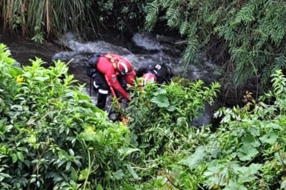 El cuerpo fue encontrado encima de una roca.