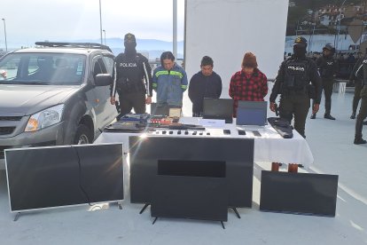 Dos hombres y una mujer serían parte de una banda de asaltantes en Quito.