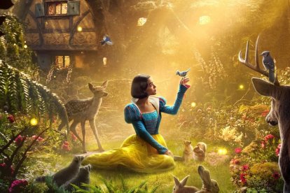 La película Blancanieves busca modernizar el clásico de 1937.