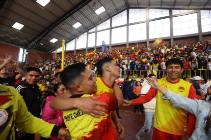 Los jugados del equipo de ecuavoley de Pomasqui celebran la consecución del título de campeones de los Juegos interparroquiales.