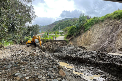 Las intensas lluvias en varias provincias de Ecuador han ocasionado daños en las vías del país.