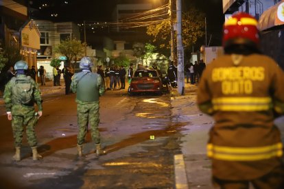 Los militares así como bomberos acudieron a la calle Robles, norte de Quito, al ataque en el Ministerio de la Mujer.