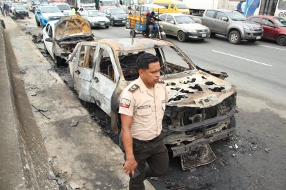Vehículos afectados por las explosiones continúan en los exteriores de la Peni.