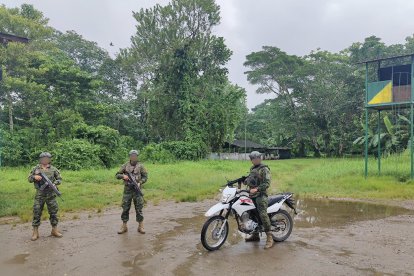 Los miembros del Batallón de Selva 55 Putumayo, en Sucumbíos, recibieron a miembros de Policía para indagar una extralimitación de funciones.