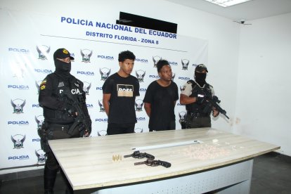 Los detenidos estaba en poder de armas y sustancias sujetas a fiscalización.