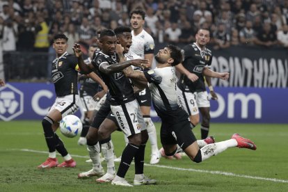 Yuri Alberto de Corinthians disputa el balón con Dixon Arroyo de Barcelona.