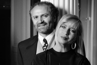 Con su estilo inconfundible, Donatella Versace marcó la identidad de la casa de moda desde 1997.