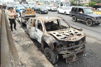 Además de la camioneta con explosivos, cinco carros más quedaron afectados.