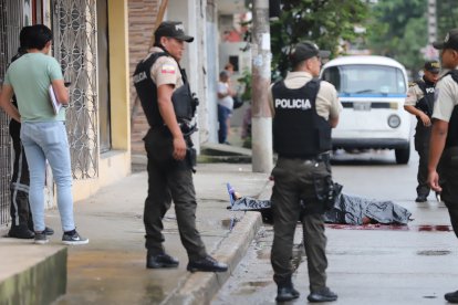 La Policía Nacional llegó al sitio para tomar procedimiento del asesinato.