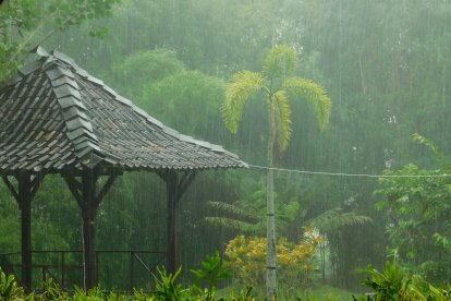 Advertencia por acumulación de agua, crecidas de ríos y vientos fuertes en Ecuador.