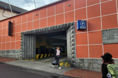 Este es el ingreso del estacionamiento Cadisan, en la calle Mejía, del Centro Histórico de Quito.