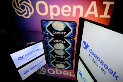 Pantallas con el logotipo de DeepSeek, empresa china de inteligencia artificial que desarrolla modelos lingüísticos de código abierto de gran tamaño, y el logotipo de ChatGPT, el chatbot de inteligencia artificial de OpenAI, en Toulouse, suroeste de Francia, el 29 de enero de 2025.