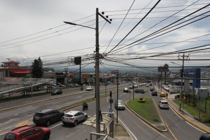 Este es el panorama que enfrenta Cumbayá, donde cientos de cables invaden esta zona del valle.