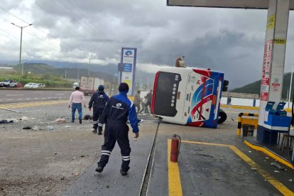 El bus iba en la ruta Ibarra - San Pablo. El hecho ocurrió al interior de una gasolinera de Carabuela, Otavalo.