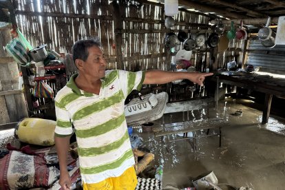 Bartolo Anchundia muestra el interior de su casa, con la masa de lodo.
