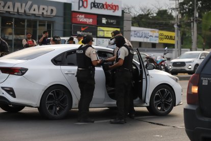 Dentro de este vehículo se halló una persona sin vida.