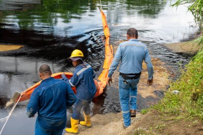 Se puede apreciar que el río está contaminado por el derrame de crudo.