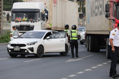 Agentes de Criminalística realizaron el levantamiento de los cuerpos.