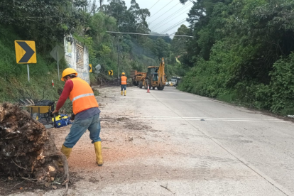 Maquinaria remueve escombros en la vía Cuenca-Girón-Pasaje.