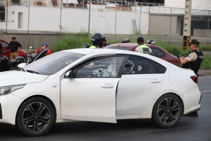Agentes policiales acudieron al sitio para recabar indicios del suceso criminal.