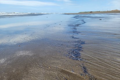 Las manchas de petróleo alcanzaron la playa Las Palmas en Esmeraldas.