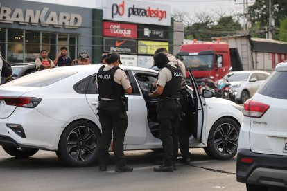El vehículo en el que se movilizaban las víctimas quedó con varios orificios de balas, principalmente en el lado de la ventana del conductor.