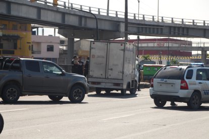 Policías acudieron al sitio para recabar indicios y retirar el cuerpo.