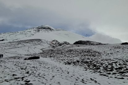 Ocho personas quedaron atrapadas en una avalancha registrada en el volcán Cotopaxi.