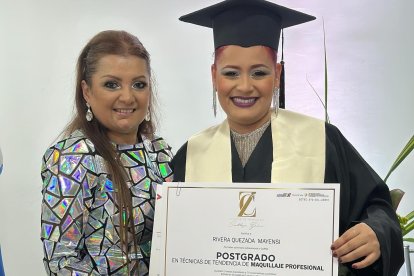 La cantante recibió su título como maquillador profesional, que le fue otorgado por la maestra Cinthya Zerna.