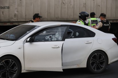 El vehículo en el que se movilizaba Guaranda quedó con orificios por impactos de balas.