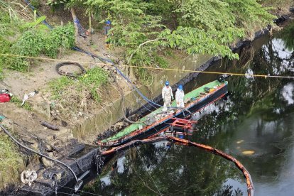 Petroecuador realiza labores de contención del crudo en el río Viche,  en Quinindé. La empresa es la responsable del oleoducto.