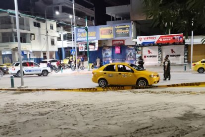 La avenida 4 de Noviembre fue cerrada por el procedimiento policial en la escena del crimen.