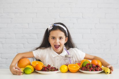 Comer alimentos ricos en nutrientes, como frutas, verduras y proteínas, ayuda a fortalecer el sistema inmunológico de los niños.
