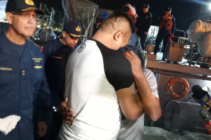 Máximo Napa, un pescador de origen peruano de 61 años se abraza con un familiar tras ser rescatado.