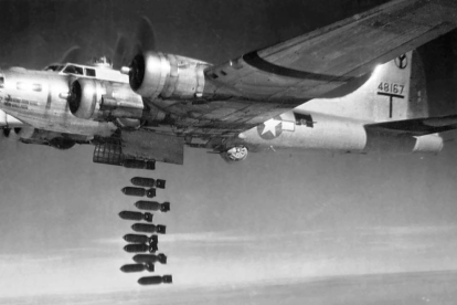 Aviones en acción durante la Segunda Guerra Mundial, cuyas bombas, muchas de ellas no explotadas, siguen representando una amenaza en el continente europeo.