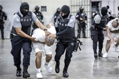 Nayib Bukele recibe a 238 deportados desde EE.UU. y los confina en la megacárcel CECOT.