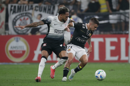 José Andrés Martínez (i) de Corinthians disputa el balón con Joaquín Valiente de Barcelona.