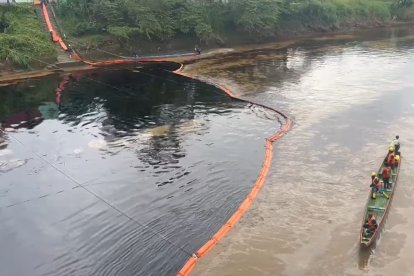 El río Viche se encuentra con una amplia masa de aceite negro.
