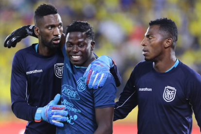 Alexander Domínguez (i) y Pedro Ortiz (d) tienen las 'puertas' cerradas en la selección ecuatoriana de fútbol