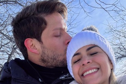 La pareja espera con ansias a su nuevo bebé.