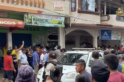 Los comuneros se aglomeraron en los exteriores de la casa donde ocurrió el crimen.