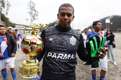 Dida Segura fue la figura de los campeones. También se desempeña como árbitro barrial.