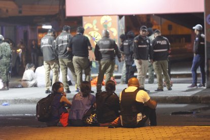 Los padres de los cuatro menores se mantuvieron en la diligencia a pesar de la hora.