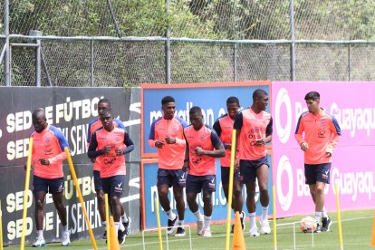 Los seleccionados trabajaron en la cancha principal de la Casa de la Selección.