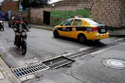 En la calle Legarda, del noroccidente de Quito, hay daños en la vía y en transversales.